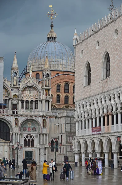 San Marco basiliek met het Dogenpaleis — Stockfoto