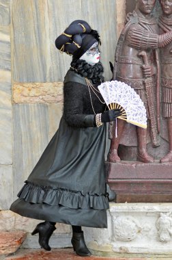 Siyah maskeli karnaval kostümü