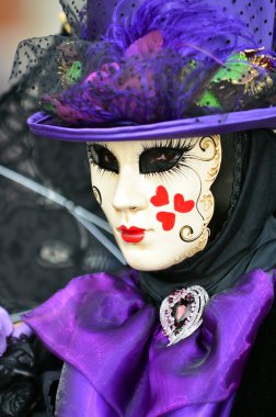 Maskeli karnaval kostümü