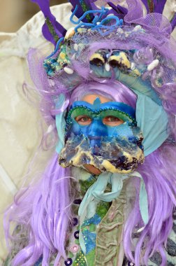 Maskeli karnaval kostümü