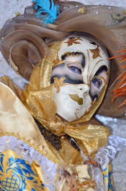 Altın ve beyaz karnaval maskeli lady