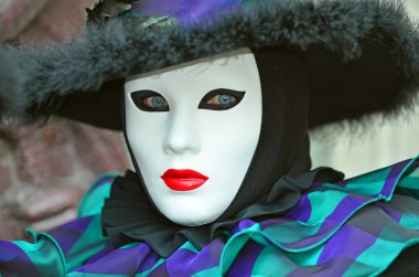 Kırmızı rujlu güzel bir kadın.