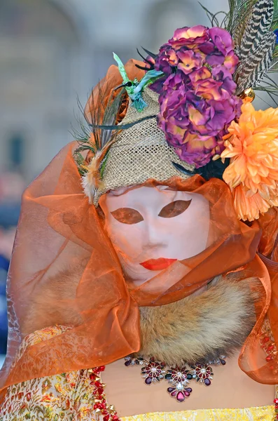 Mulher em traje laranja — Fotografia de Stock