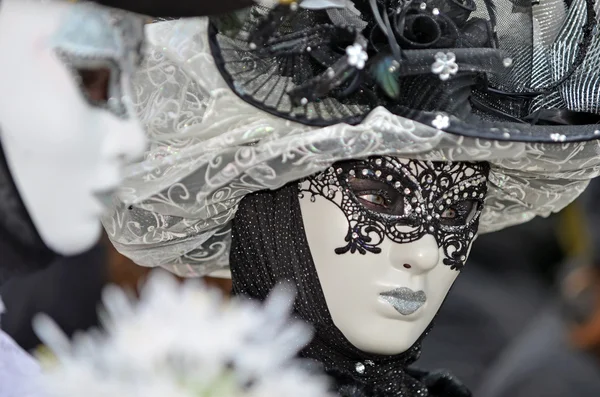 Señora enmascarada de carnaval blanco y negro —  Fotos de Stock