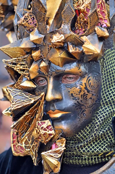 Karnawału zamaskowane kostium z złotych minerałów — Zdjęcie stockowe