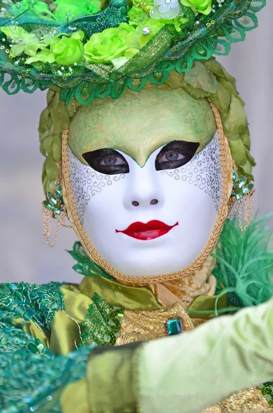 Verde floral carnaval menina fantasiada — Fotografia de Stock