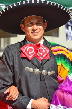Geleneksel kostümlü Meksikalı dansçı