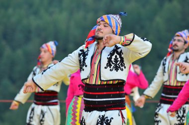 Bozdaglar gelen Türk dansçılar