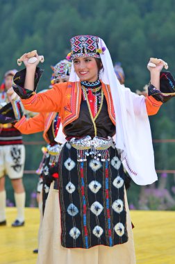 Türk dans eden kız