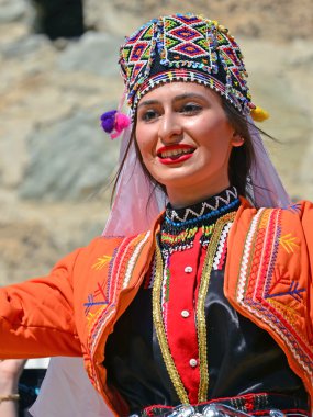 Türk dans eden kız