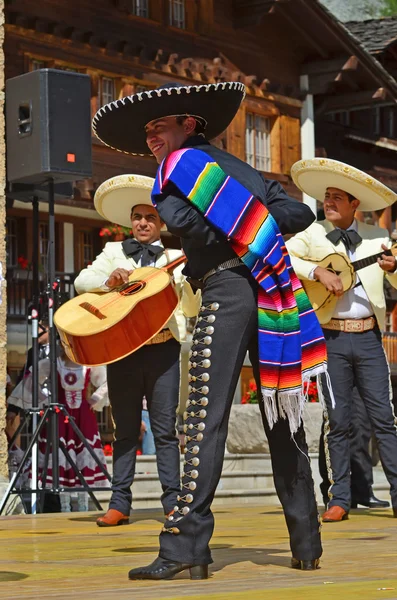 Dansatoare și chitariști mexicani — Fotografie, imagine de stoc