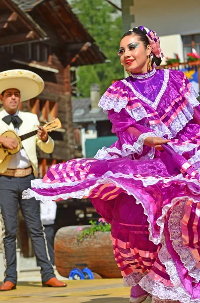 Bailarina mexicana con guitarrista — Foto de Stock