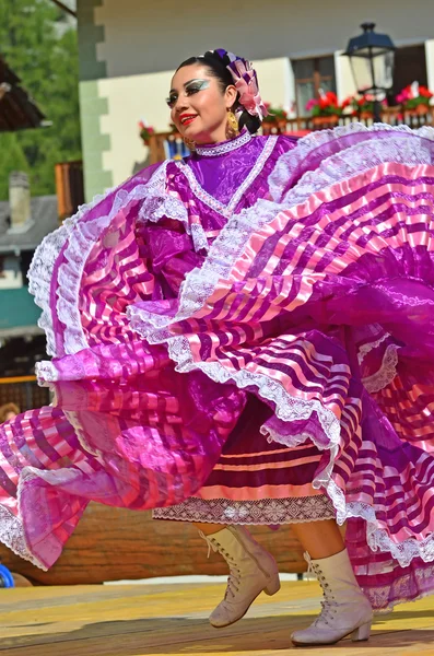 Mexican dancing girl — ストック写真