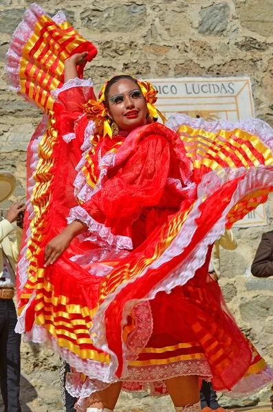 Bailarina mexicana en rojo — Foto de Stock