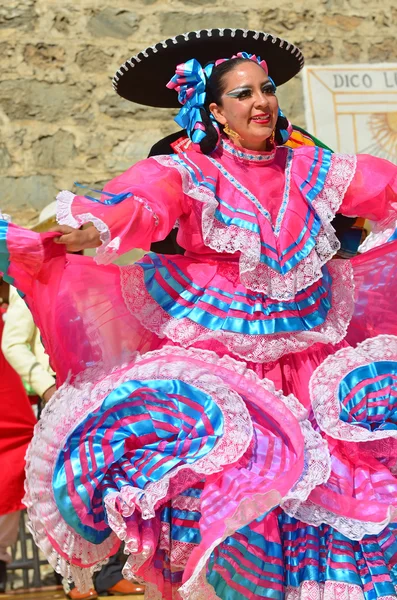 Mexican dancing girl in pink — ストック写真