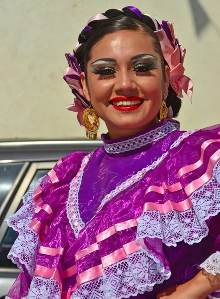 Belle fille dansante mexicaine — Photo