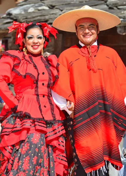 Mexican dancing couple in red — Zdjęcie stockowe