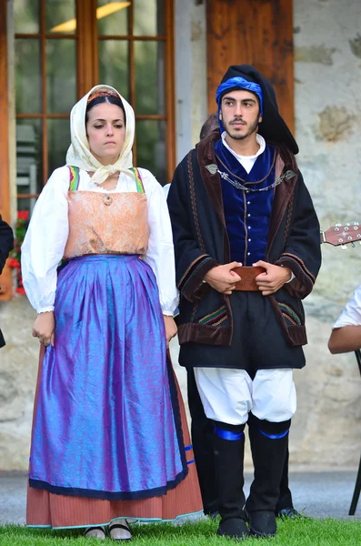 Italian dancers in traditional costumes — Stockfoto