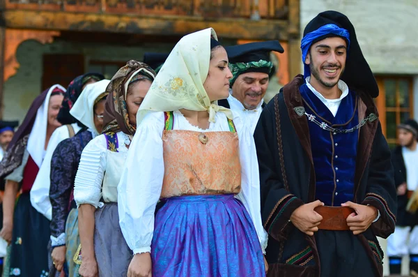 Italienische Tänzer in traditionellen Kostümen — Stockfoto