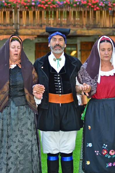 Bailarines italianos con trajes tradicionales — Foto de Stock