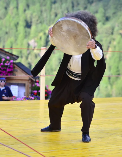 Türkische Tänzerin mit großem Tamburin — Stockfoto