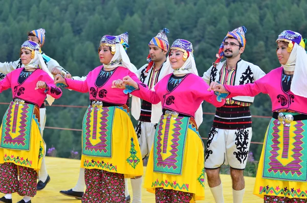 Bozdaglar gelen Türk dansçılar