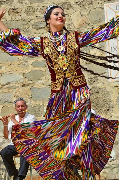 Üzbegisztán táncoló lány forgató — Stock Fotó