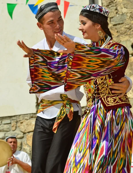 Pareja de bailarines de Uzbekistán —  Fotos de Stock