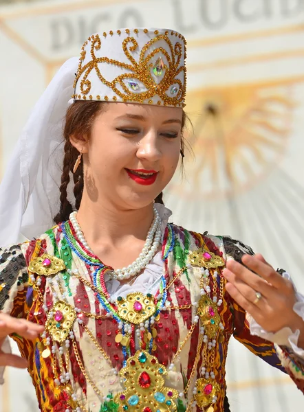 Vackra Uzbekisk dansande flicka — Stockfoto
