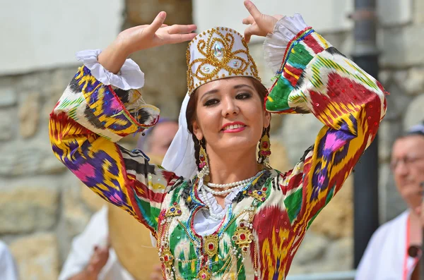 Gyönyörű Uzbekistani a tánc a lány — Stock Fotó