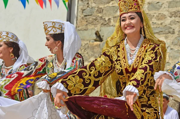 乌兹别克斯坦跳舞女孩 — 图库照片
