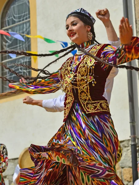 Oezbeekse dansende meisje — Stockfoto