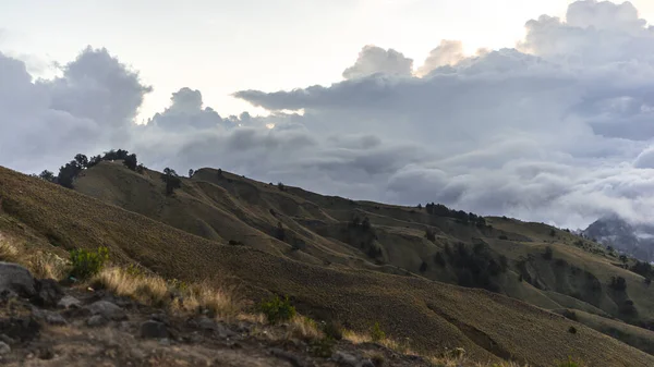 Landschaft Mit Wolken Bergpanorama Morgen Sonnenaufgang Über Den Hügeln Und — Stockfoto