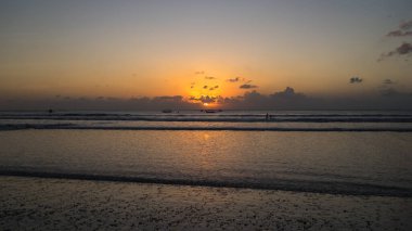 Kuta sahilinde, Endonezya 'daki Bali Adası' nda güzel bir altın gün batımı. Özgürlük ve maneviyat kavramı, sahilde meditasyon, güzel bir varış yeri.