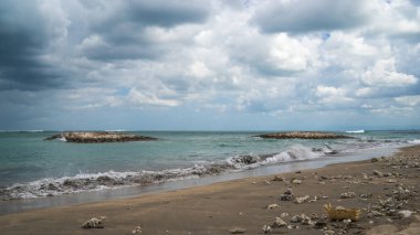 Kumsal ve bulutlar, turkuaz denizde bir tekne, Endonezya 'da bulutlu hava, özgürlük yolculuğu konsepti