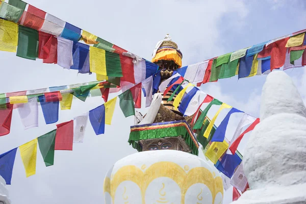 チベット仏教の祈りは ネパールのナモ仏僧院の仏塔 精神性と瞑想の概念にフラグを立て コラ歩くときれいなカルマ 宗教ツアー — ストック写真