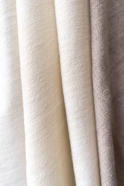 Beyaz ve kahverengi havlu dokusu. Yakın çekim doğal kaşmir eşarp. kahverengi doku arkaplanı, bir kumaşın kapağı