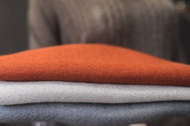 turuncu gri beyaz yün kazak, renkli kumaş kaplama, bir yığın kaşmir tekstil, renkli kıyafetler, bir yığın elbise