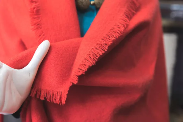 Syal Wol Merah Cashmere Fashion Klasik Tangan Manekin Putih Dengan — Stok Foto