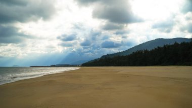 Denizin üzerinde, vahşi sahilde bulutlar, özgürlük yolculuğu konsepti, sahilde ve adada bulutlu hava.