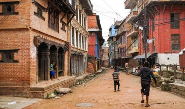 Panauti, Nepal - Ekim 2019: Panauti kasabasının boş sokakları, Nepal, antik geleneksel mimari