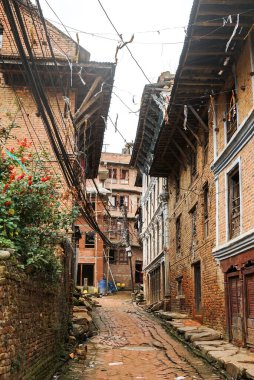 Güney Asya, Nepal 'deki Panauti kasabasının boş dar sokakları. Kilitleme kısıtlamaları