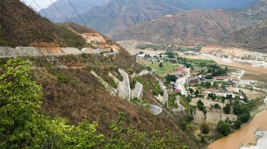 Katmandu 'dan Pokhara' ya otoyol. Japon yapımı yollar, yeni teknolojiler. Nepal 'de yollar ve otobüsle seyahat