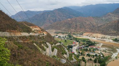 Katmandu 'dan Pokhara' ya otoyol. Japon yapımı yollar, yeni teknolojiler. Nepal 'de yollar ve otobüsle seyahat