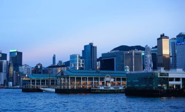 Hong Kong - 25 Haziran 2016: Hong Kong 'da günbatımı manzarası, Kow Loon bölgesi, Merkez Kong. Victoria Limanı. İllüstrasyon editörü, gün batımında şehir silueti