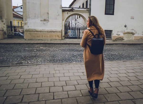 Wanita Berjalan Jalan Kota Seorang Wanita Kaukasia Yang Kesepian Dengan — Stok Foto