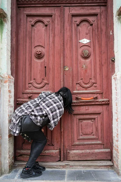 Woman Peeks Door Person Opens Old Door Old European Architecture — Stock Photo, Image