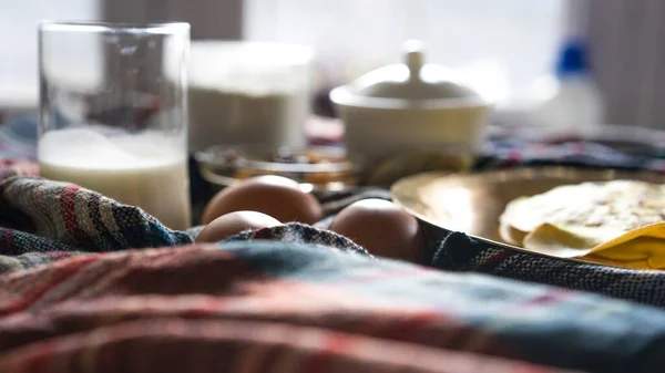 テーブルの上で新鮮な卵を閉じ 朝食のために自宅でパンケーキを調理します 家庭用キッチンの窓に花 砂糖カップのガラス 美しいボケ 選択的フォーカス — ストック写真
