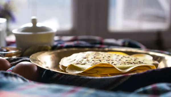朝食のための自宅で黄金のテーブルに新鮮なホットパンケーキの山 パンケーキを調理するための成分 有機卵を閉じます 選択的焦点 美しいボケ — ストック写真