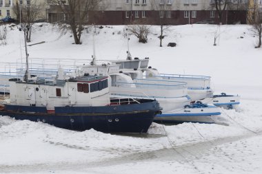 Vologda, Rusya Federasyonu - 6 Nisan 2013: kış Vologda nehrinde tekne otopark